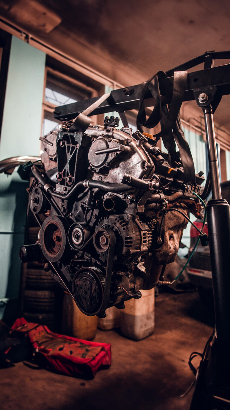 Motoraustausch Bielefeld - Ausgebauter Motor zur Überholung in unserer Werkstatt.